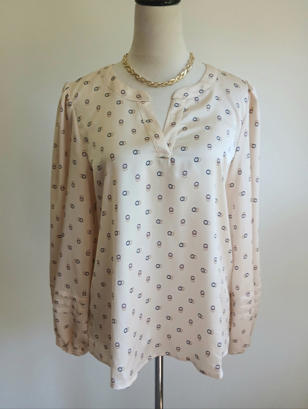 💙Ann Taylor- Cream Blouse - Bell Long Sleeves - Silky - Geo pattern -Medium